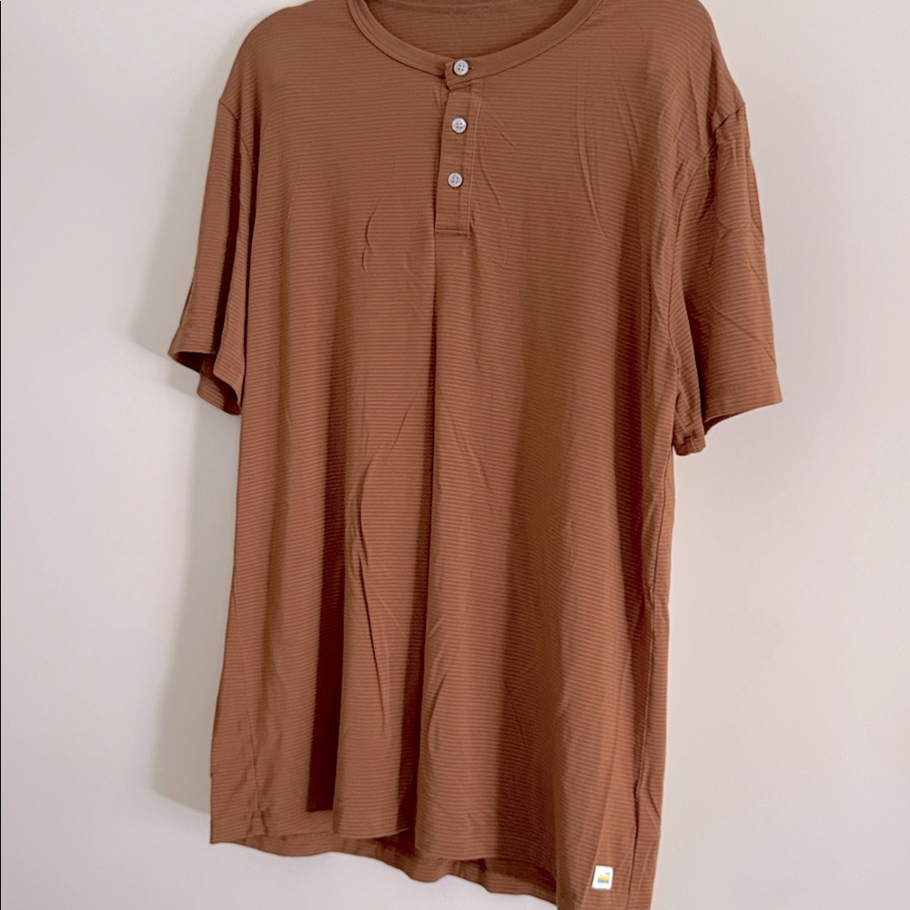 Vuori burnt orange button t shirt Men’s L. Like new!